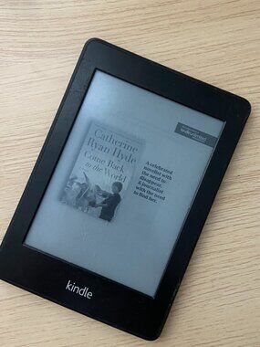Amazon Kindle E-Reader with Charger – Tested & Working